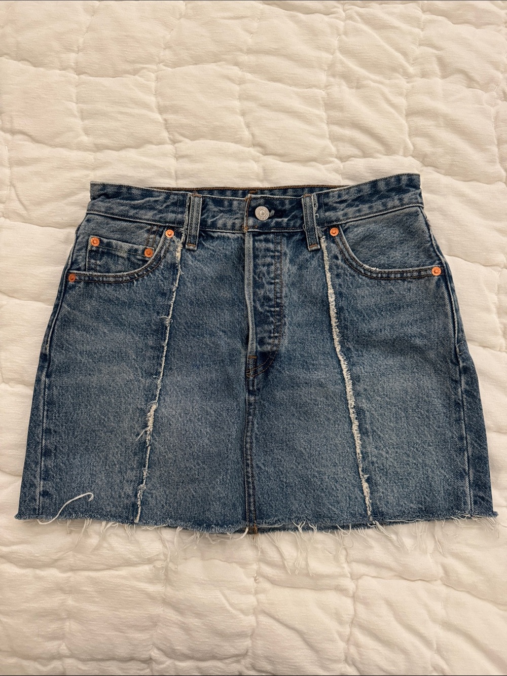 Levi’s Denim Mini Skirt in Medium Blue - Casual Frayed Hem